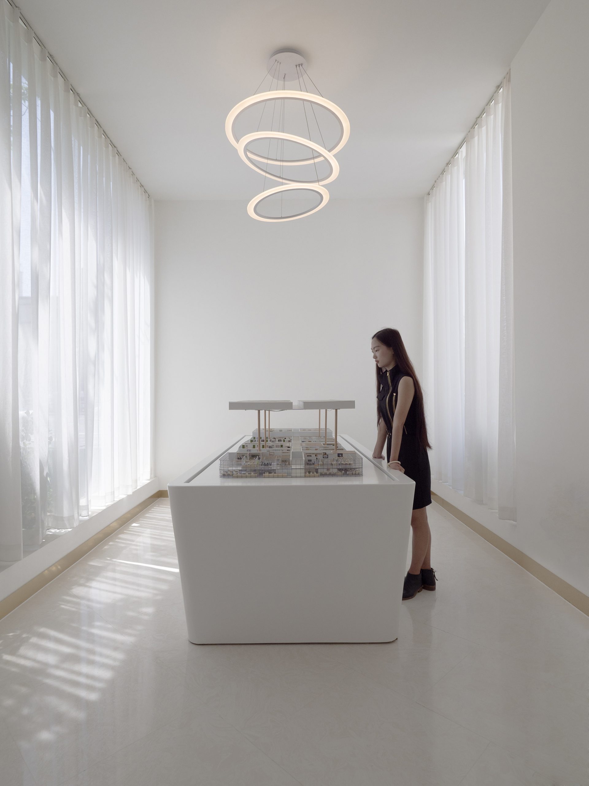 Manuel-Zornoza-Arquitecto-Inversor-HOPSON-SHOWROOM-09_reception-scaled - 01