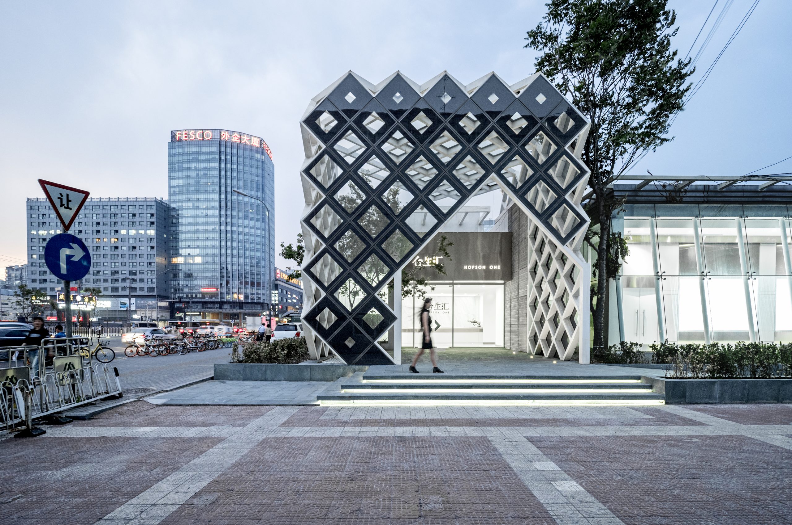 Manuel-Zornoza-Arquitecto-Inversor-HOPSON-SHOWROOM-scaled