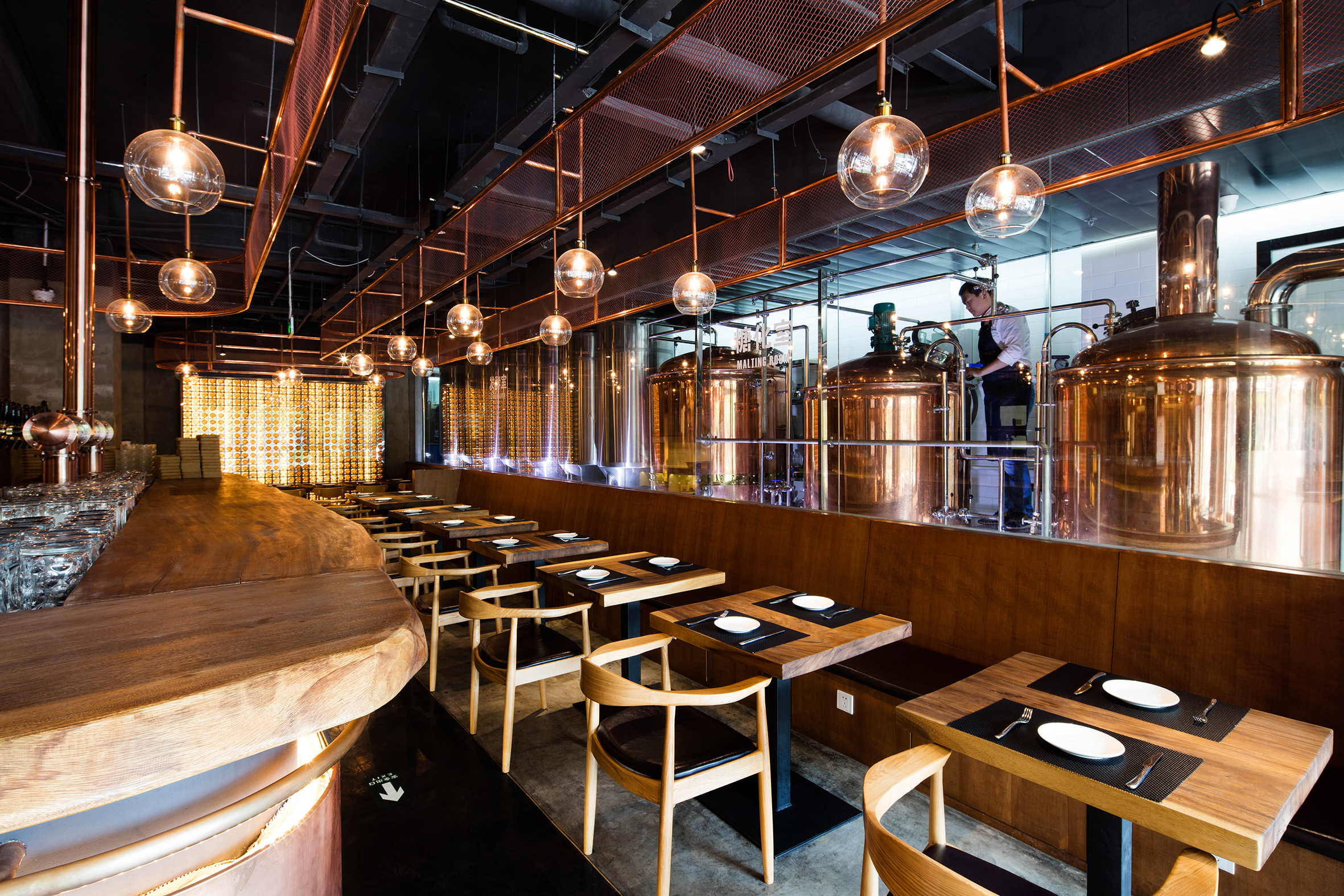 Manuel-Zornoza-Arquitecto-Inversor-STEAMRHINO-BREWERY-01_dining-area