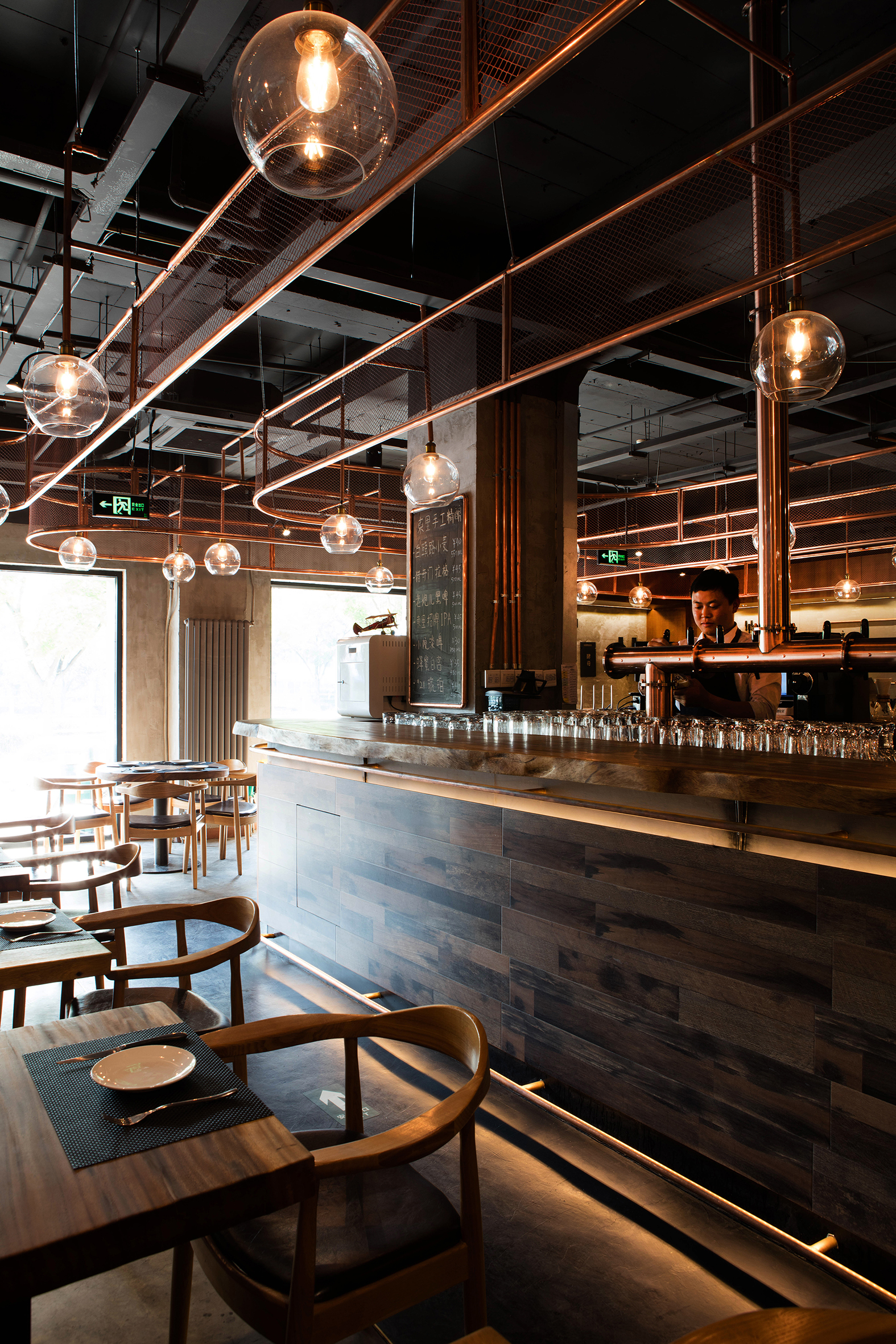 Manuel-Zornoza-Arquitecto-Inversor-STEAMRHINO-BREWERY-04_bar-area